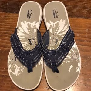 Clarks Navy flip flops sandals